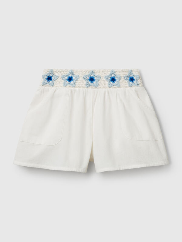 Pantalón corto con flores de macramé Niña